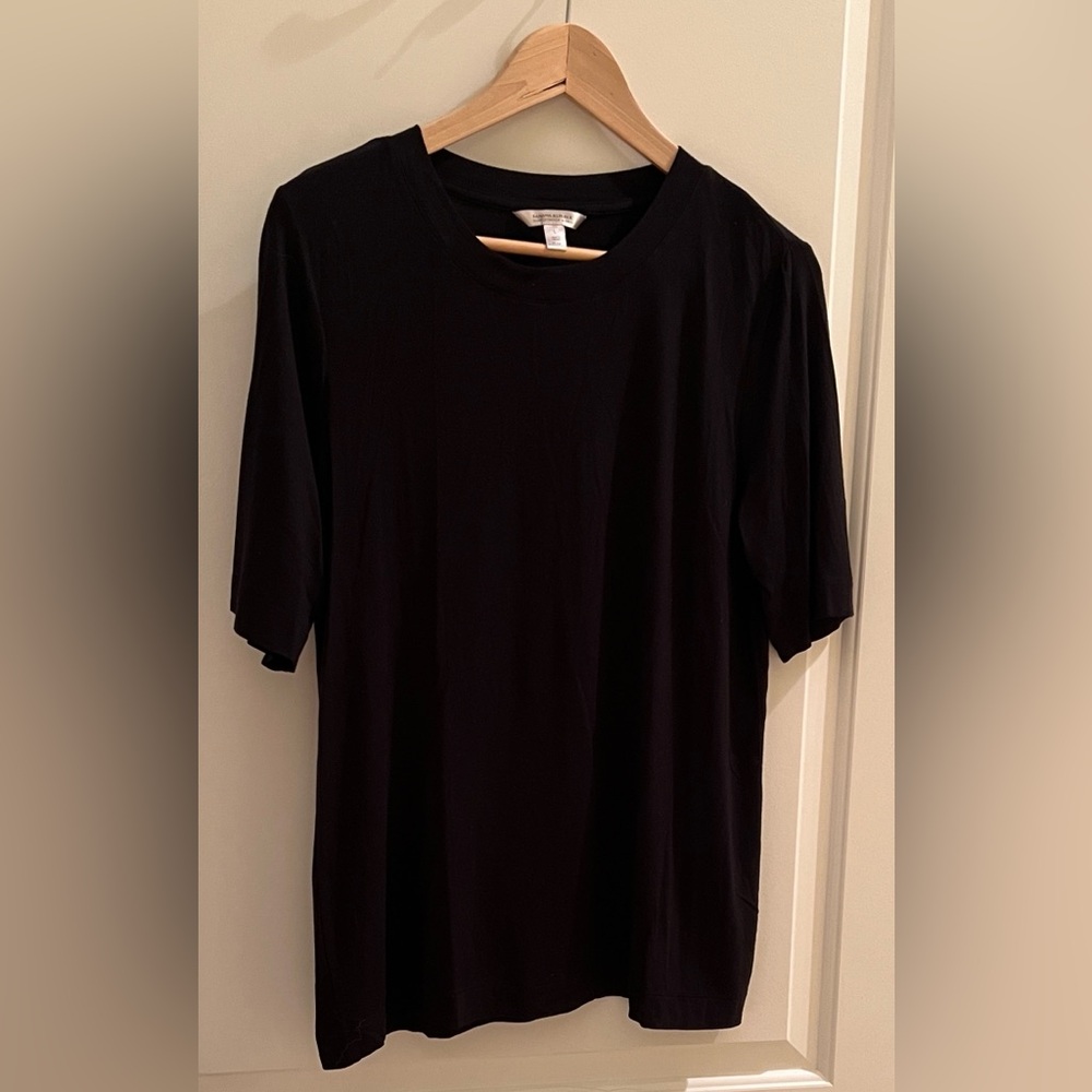 Banana Republic Women’s Black Short Sleeve Tee NWOT - Picture 2 of 3